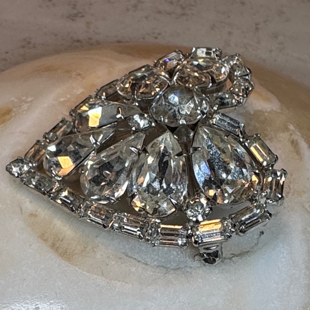 Albert Weiss vintage rhinestone-encrusted heart-shaped brooch. - Picture 3 of 12